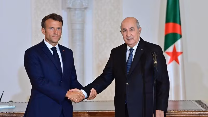 Tổng thống Algeria Abdelmadjid Tebboune bắt tay Tổng thống Pháp Emmanuel Macron tại lễ ký kết diễn ra ở thủ đô Algiers, Algeria, ngày 27/8/2022. (Ảnh: Tân Hoa xã)