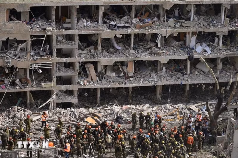 Tòa nhà tại Tel Aviv, miền Trung Israel bị phá hủy sau cuộc tấn công tên lửa của Iran. (Ảnh: THX/TTXVN)