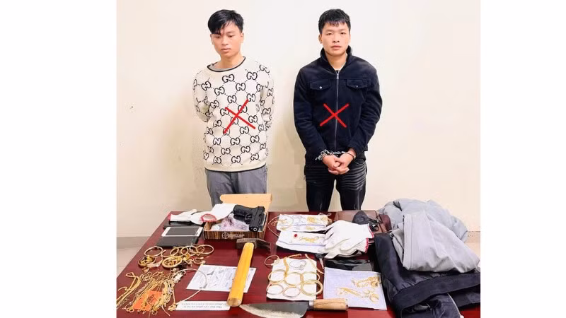 Đối tượng Nam, Bách (dấu X) và tang vật vụ án (Ảnh: Công an tỉnh Ninh Bình).