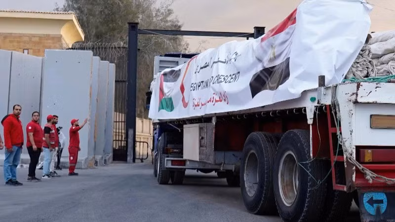 Xe chở hàng viện trợ nhân đạo cho người dân Gaza.