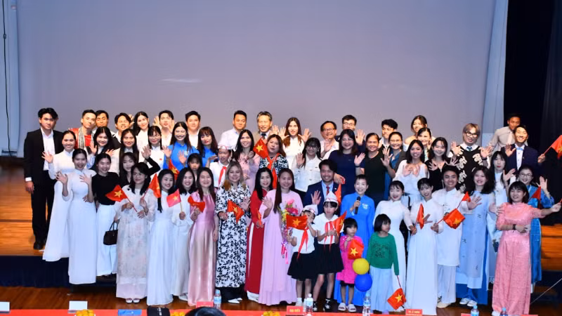 Đông đảo bà con kiều bào Việt Nam đang sinh sống, học tập và làm việc tại khu vực Kansai, Nhật Bản đến tham dự chương trình "Tiếng Mẹ nơi xa".