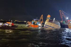 Lực lượng cứu hộ triển khai tìm kiếm những người mất tích trong vụ lật tàu du lịch.