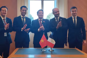 Phó Chủ tịch Quốc hội Nguyễn Đức Hải cùng Phó Chủ tịch Thượng viện Pháp Loïc Hervé.