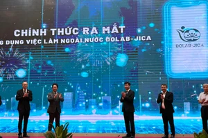 Các đại biểu cùng tham gia sự kiện ra mắt ứng dụng “Việc làm ngoài nước DOLAB-JICA”. (Ảnh: HẢI YẾN) 