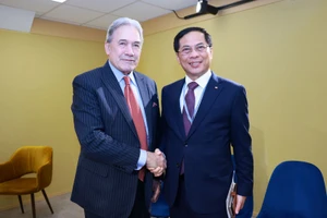 Phó Thủ tướng Chính phủ, Bộ trưởng Ngoại giao Bùi Thanh Sơn cùng Bộ trưởng Ngoại giao New Zealand Winston Peters. (Ảnh: BNG)
