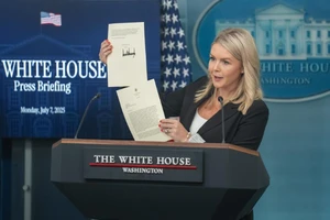 Thư ký báo chí Nhà Trắng Karoline Leavitt giới thiệu bức thư của Tổng thống Mỹ Donald Trump gửi Tổng thống Hàn Quốc trong buổi họp báo tại Nhà Trắng ở Washington ngày 7/7/2025. (Ảnh: THX)