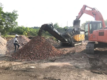 Tái chế chất thải rắn xây dựng tại khu vực nút giao Pháp Vân-Cầu Giẽ. 