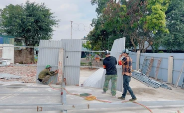 Lực lượng chức năng huyện Thanh Trì cưỡng chế tháo dỡ công trình vi phạm trên đất nông nghiệp. 