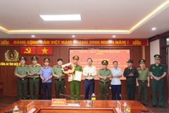 Đồng chí Trần Tiến Dũng, Phó Bí thư Tỉnh ủy Điện Biên đã thay mặt lãnh đạo tỉnh biểu dương và khen thưởng cho các lực lượng tham gia phá thành công Chuyên án 625T.