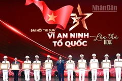 Thủ tướng Phạm Minh Chính trao danh hiệu Anh hùng lực lượng vũ trang và Huân chương Quân công.