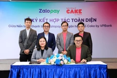 Bà Lê Lan Chi – Tổng Giám đốc Zalopay, và ông Nguyễn Hữu Quang – Tổng Giám đốc Ngân hàng số Cake by VPBank ký kết thỏa thuận hợp tác toàn diện, tích hợp loạt sản phẩm tài chính số trên nền tảng Zalopay