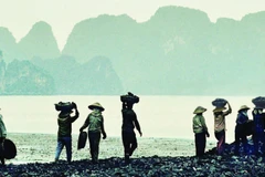 Công nhân vùng mỏ một thời khốn khó. 