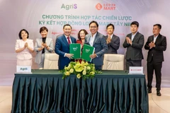 Ông Huỳnh Văn Pháp - Phó Tổng Giám đốc AgriS và ông Shin Juback - Tổng giám đốc LOTTE MART trao biên bản ký kết hợp tác