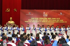 Chương trình văn nghệ chào mừng tại buổi gặp mặt. 