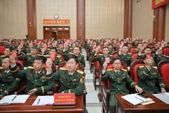 Các đại biểu biểu quyết.