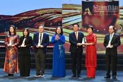 Đồng chí Võ Thị Ánh Xuân, Ủy viên Trung ương Đảng, Phó Chủ tịch nước Cộng hòa xã hội chủ nghĩa Việt Nam trao các giải thưởng năm Giải thưởng Human Act Prize 2025.