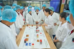 Các nông dân tiêu biểu của chương trình NESCAFÉ Plan được tham quan quy trình sản xuất và tìm hiểu các loại hạt cà-phê xuất khẩu của nhà máy Nestlé Trị An.