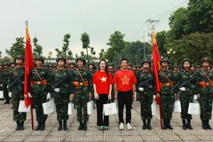 Bà Đỗ Thị Hoa – Giám đốc nhãn hàng Felecia và ông Bùi Minh Tuấn - Giám đốc phát triển trao quà tặng Khối nữ chiến sĩ thông tin sau giờ luyện tập tại Trung tâm Huấn luyện quân sự Quốc gia 4 chuẩn bị cho Lễ kỷ niệm 80 năm Cách mạng Tháng Tám thành công và Quốc khánh 2/9.