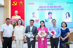 Nhà báo Nguyễn Ngọc Thanh – Vụ Trưởng, Trưởng Ban Nhân Dân điện tử và đại diện các nhãn hàng tặng hoa các chuyên gia khách mời. Ảnh: THÀNH ĐẠT