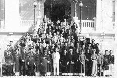 Chủ tịch Hồ Chí Minh với các nhà tư sản Hà Nội trước Bắc Bộ Phủ ngày 18/9/1945. Ảnh: TL