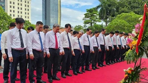 Đoàn đại biểu tỉnh Thanh Hóa và các nhà báo tưởng niệm Chủ tịch Hồ Chí Minh vĩ đại.
