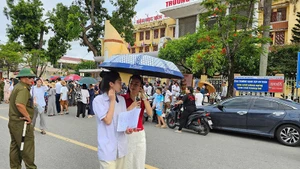 Phụ huynh đón, chăm sóc thí sinh sau mỗi buổi thi.