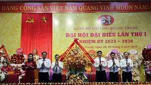 Đại diện Tỉnh ủy Thanh Hóa trao tặng lẵng hoa chúc mừng đại hội.