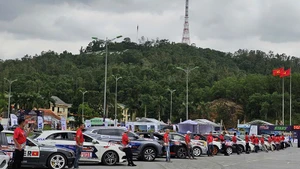 Các vận động viên cùng phương tiện tham dự giải đua ô-tô.
