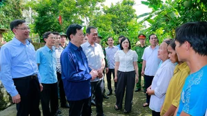 Phó Thủ tướng Chính phủ thăm hỏi việc chủ động ứng phó với thiên tai, đời sống của người dân xã Cẩm Tú, tỉnh Thanh Hóa.