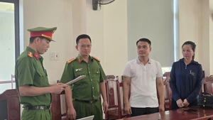 Cơ qua Công an thi hành quyết định khởi tố 2 bị can về tội giả mạo tronng công tác.