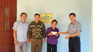 Báo Nhân Dân cùng nhà tài trợ góp phần nhân thêm niềm vui cho gia đình bà Bùi Thị Chức ở xã Nguyệt Ấn, huyện Ngọc Lặc, tỉnh Thanh Hóa.