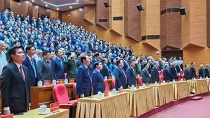 Các đại biểu thực hành nghi lễ chào cờ.