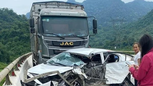 Xe con biến dạng sau đâm va liên hoàn.