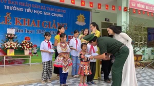 Bộ đội Biên phòng Thanh Hóa trao quà cho học sinh tiểu học xã Tam Chung.