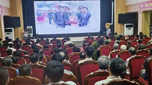 Các đại biểu xem phim phóng sự tài liệu.