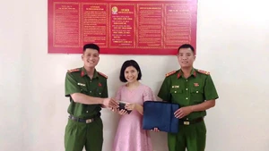 Công an xã Hoằng Hóa giao trả tài sản cho chủ sở hữu đánh rơi.