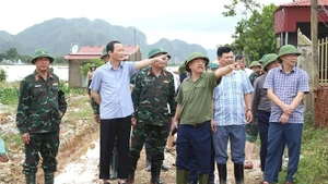 Chủ tịch tỉnh Thanh Hóa kiểm tra, chỉ đạo hộ đê xung yếu.
