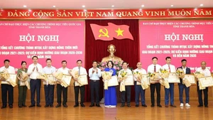 Lãnh đạo tỉnh Thanh Hóa trao tặng Bằng khen cho các tập thể có thành tích xuất sắc.