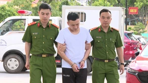Công an bắt giữ, dẫn giải đối tượng.