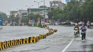 Điểm ngập nước phía bắc cầu vượt Phú Sơn chiều 22/7.