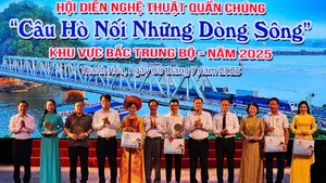 Ban tổ chức trao cúp, quà lưu niệm cho các đoàn tham dự hội diễn.