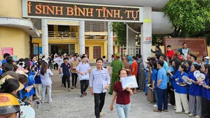 Thí sinh rời địa điểm thi Trường trung học phổ thông Đào Duy Từ ở thành phố Thanh Hóa.