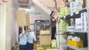 Cơ quan chức năng kiểm tra phát hiện, thu giữ sản phẩm có dấu hiệu hàng giả.