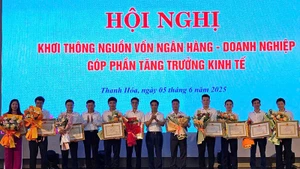 Lãnh đạo tỉnh Thanh Hóa trao tặng Bằng khen cho các doanh nghiệp chung tay vì người nghèo.