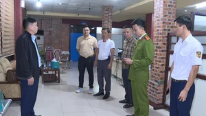 Cơ quan chức năng thi hành lệnh khám xét nơi làm việc của Nguyễn Xuân Sơn.