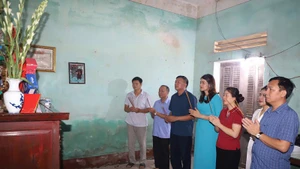 Các thành viên đoàn công tác dâng hương tưởng niệm nhà báo liệt sĩ.