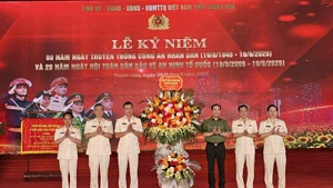 Lãnh đạo Bộ Công an tặng lẵng hoa chúc mừng các thế hệ Công an Thanh Hóa.