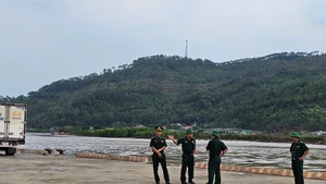 Bộ đội Biên phòng trao đổi về công tác phòng, chống bão số 3 ở Cảng cá Hòa Lộc, tỉnh Thanh Hóa.
