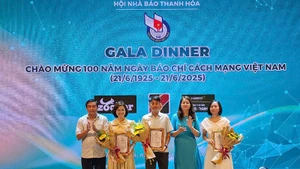 Lãnh đạo Ban Tuyên Giáo và Dân vận Tỉnh ủy, Thường trực Hội Nhà báo tỉnh Thanh Hóa trao phần thưởng cho các tác giả có tác phẩm ảnh đoạt giải B.