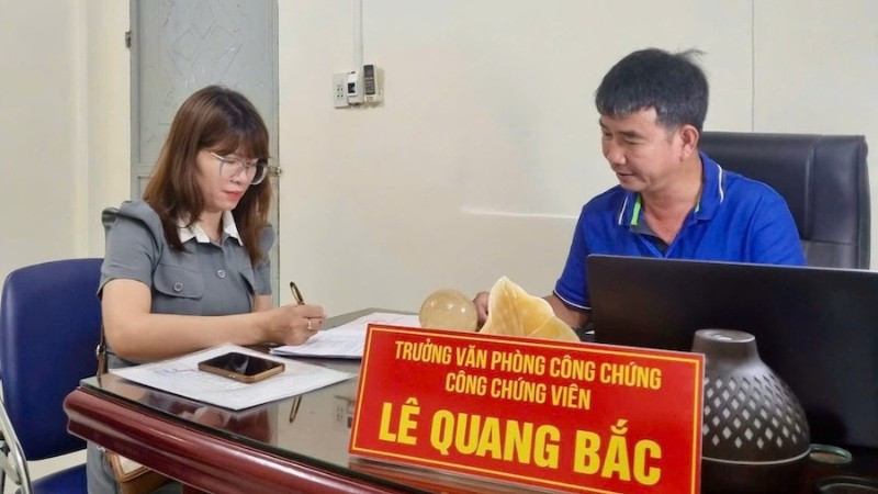 Công chứng viên Lê Quang Bắc, Trưởng Văn phòng công chứng Lê Quang Bắc (áo xanh). (Ảnh: TH) cong-chuc-quang-bac-9857.jpg